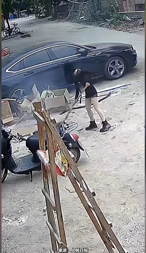 “人美心善！”近日，广东广州，两名年轻女子在路过一户人家时，发现门口放着的废纸箱