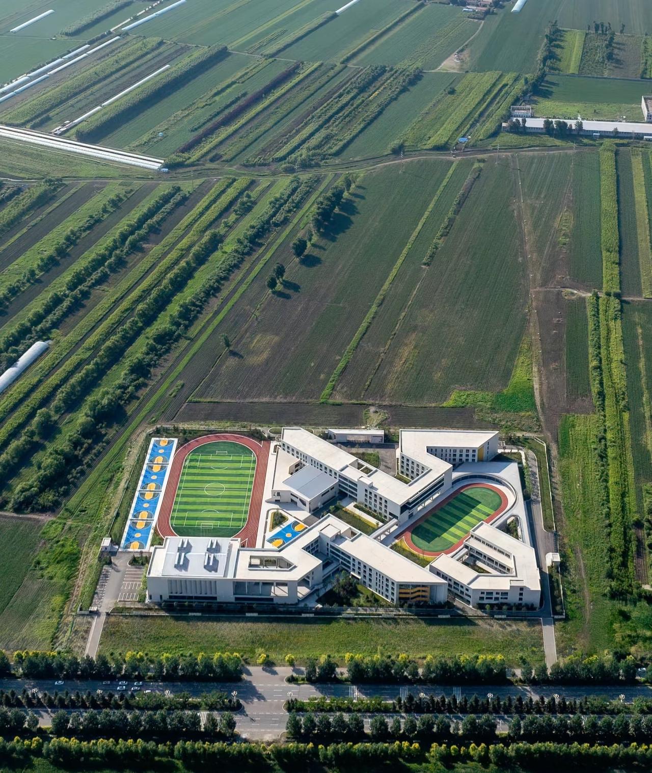 最接地气学校：长春十一中学，附近家庭有上学的娃娃开心死了吧[呲牙笑][呲牙笑]