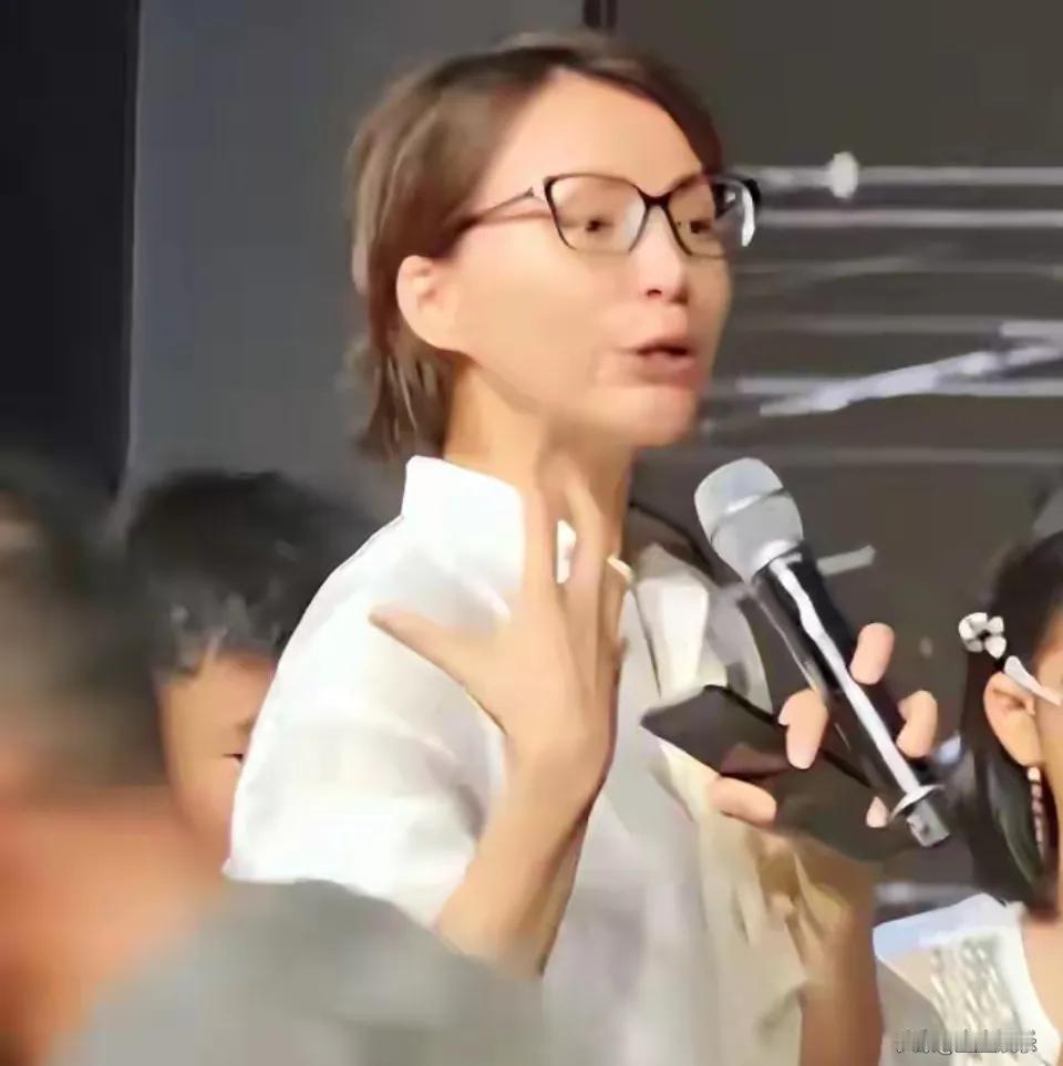 曾连续13年主持春晚的董卿，曾是无数人心中的“央视一姐”，知性优雅的形象深入人心