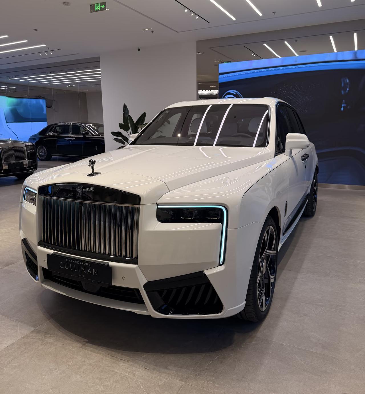 劳斯莱斯库里南的性能配置，重新定义了“奢华移动殿堂的高度”，将无与伦比的舒适