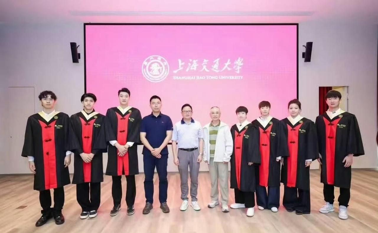 莎莎、曼昱上海交通大学毕业快乐[赞][赞]💐🎓[大笑]！孙颖莎和王曼昱于2