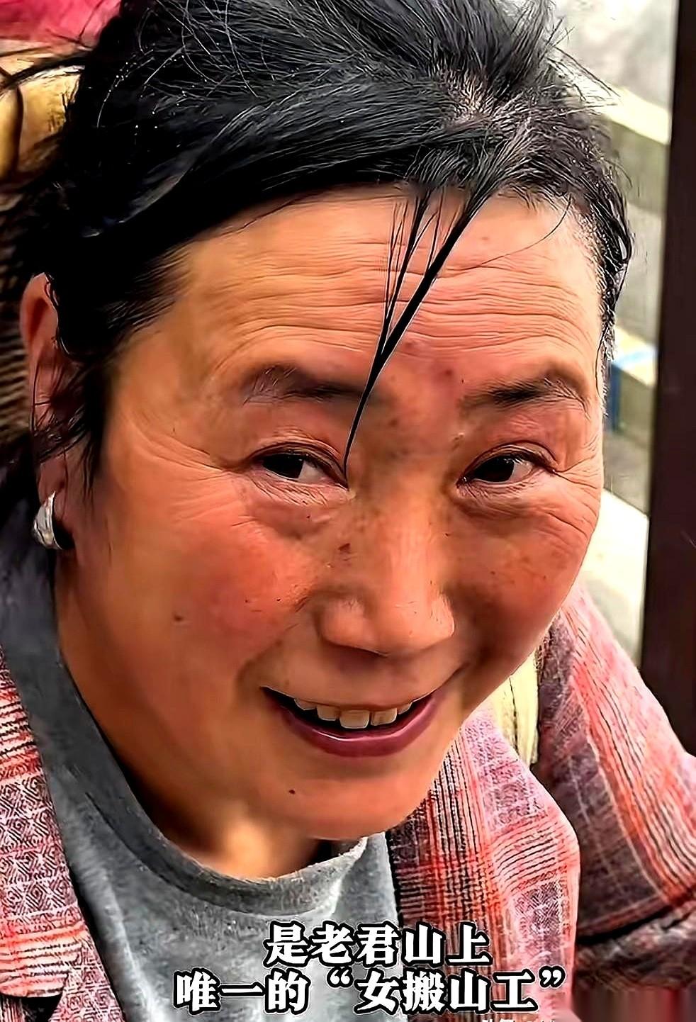 景区试了无人机，飞得嗖嗖快，十几分钟就到山顶了。然后，他们把无人机收进了仓库。