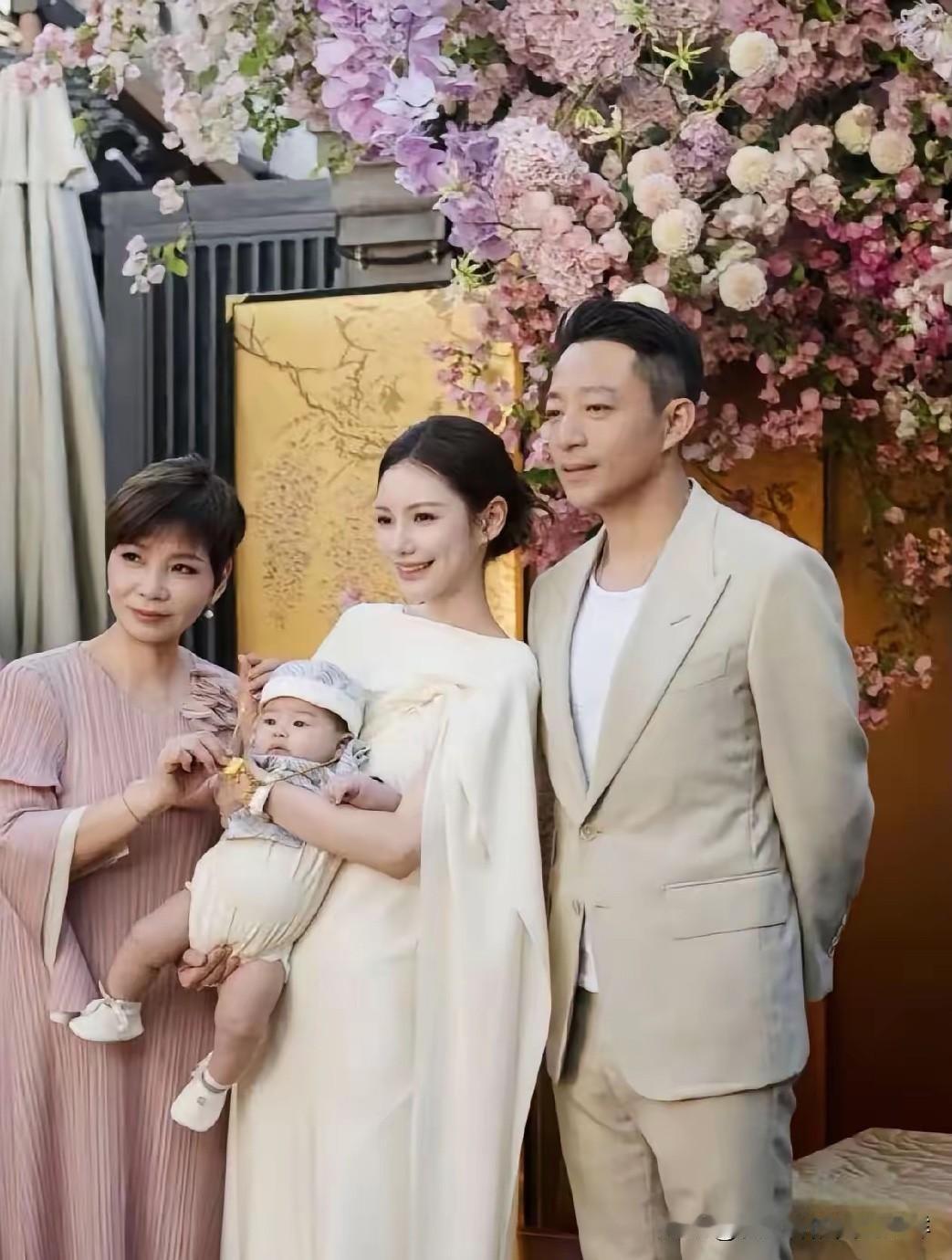张兰这边界感拿捏的让人有些心疼…小孙子的百日宴为避免引起汪大爷的不适，全家福