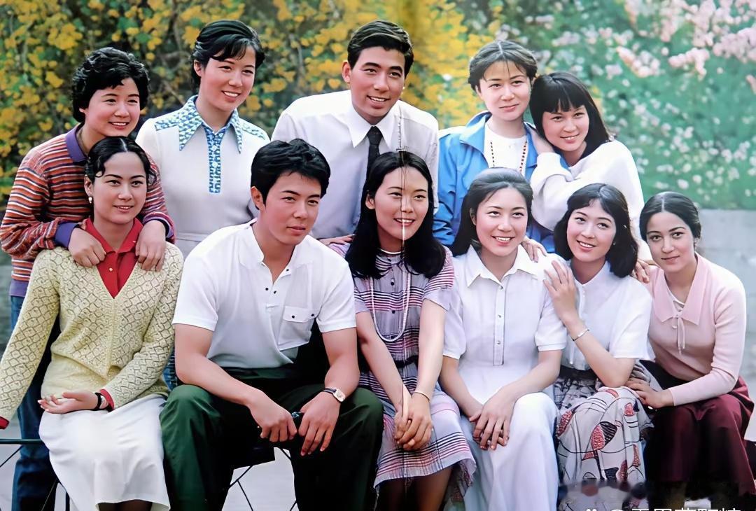 这张老照片里汇聚了多位知名演员，能认出其中三位，说明你已经不是当年那个眼尖的观众