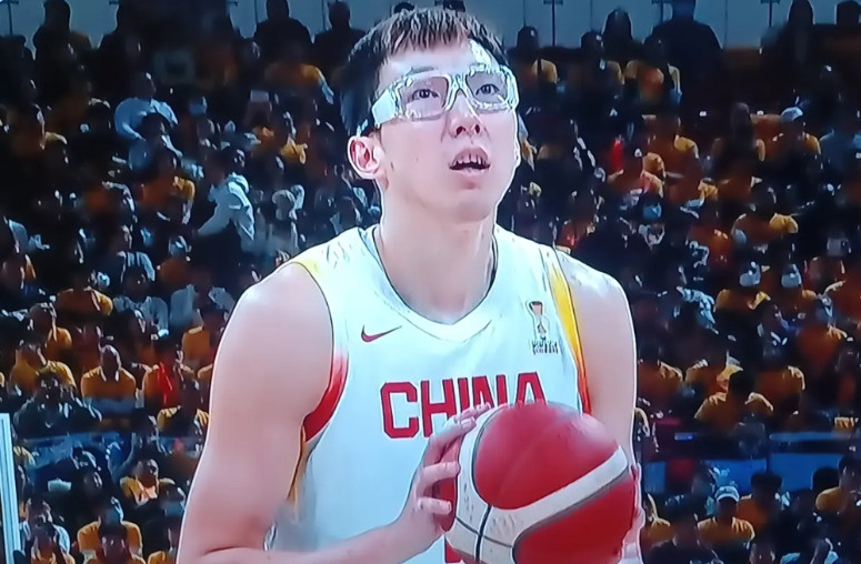 据说，因为郭士强教练作为土帅，率领一帮准二线男篮在亚洲杯上夺得亚军之后，体委决定