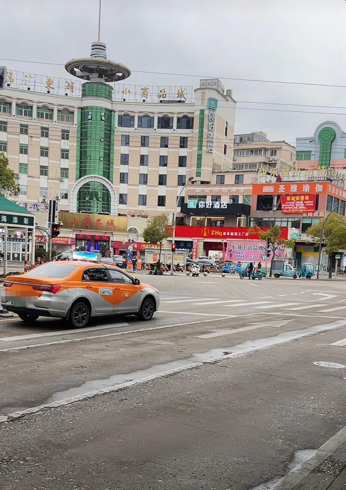 有这么一个现象：在公司里上班，自己主动离职的同事，或许还会跟在职的同事，偶尔联系