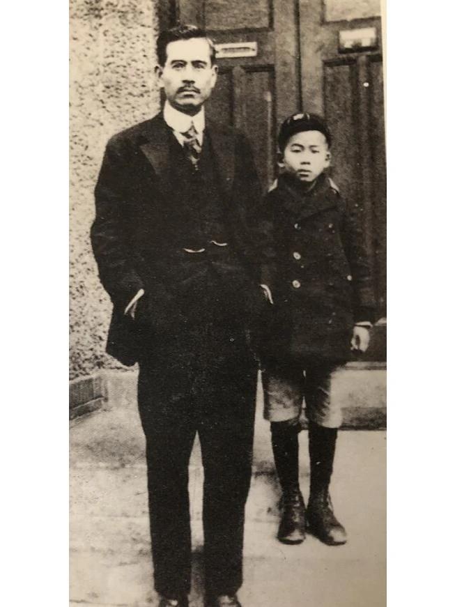 猛一看还以为是西方人，其实是1925年的冈村宁次！冈村宁次在1923-192