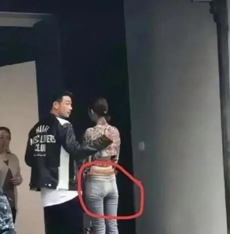 古力娜扎在综艺节目中因穿瘦身牛仔裤引发热议，身材问题被暴露，形象受到质疑​