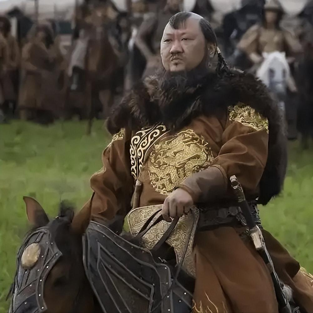 走在乌兰巴托的街头你会发现，墙上刷着“中国人滚出去”的红色标语，酒吧里年轻人普遍