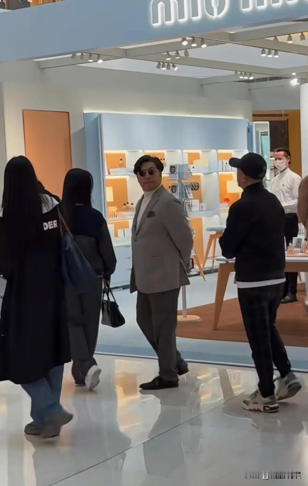 李湘听劝了哈，总算是见到王诗龄穿着符合自己年龄的衣服了。[呲牙笑]王诗龄和爸爸现