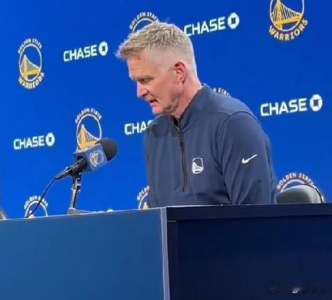 好教练！科尔谈库里生病：“斯蒂芬太累了，他一直在生病，加上舟车劳顿，他累垮了