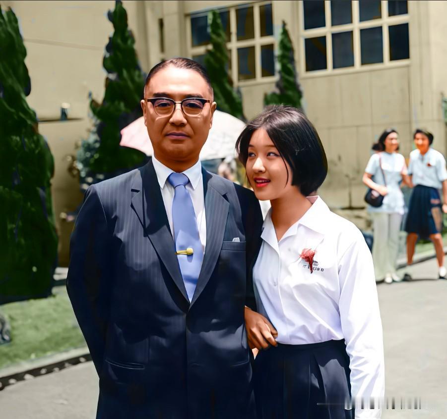 70年代胡因梦和父亲一起出去参加活动时的情景，胡因梦留着学生的发型，眼睛不是很大