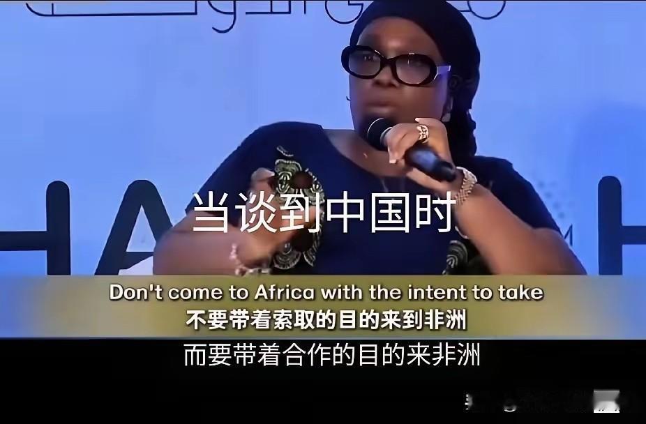 利比里亚这位官员，完全不经扒。一扒就会发现，她所在的利比里亚是非洲首个复制美国