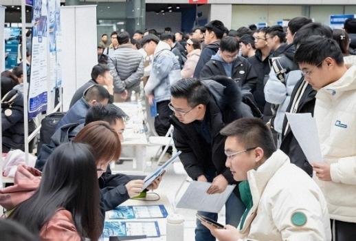 30万亿砸向普通人！2026两会定调：不再只修路盖楼，国家要投资你过去二十年