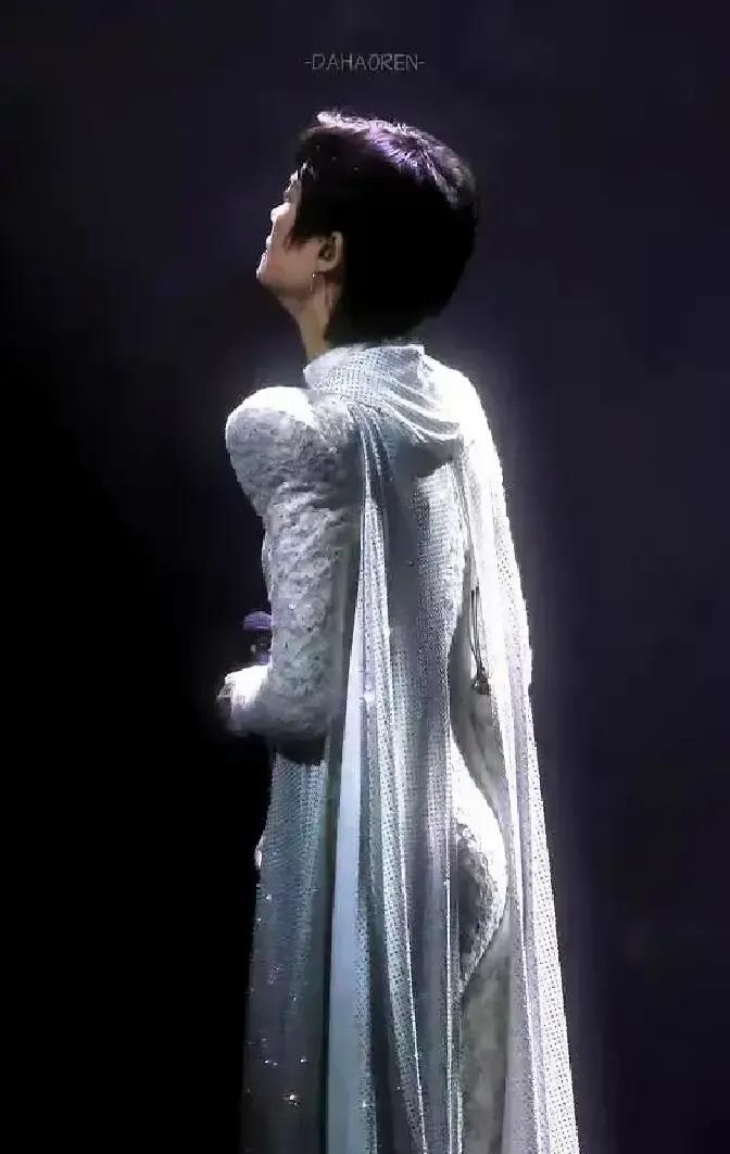 李宇春穿紧身连体衣亮相，腰臀线条被镜头逮个正着，网友集体惊呼原来她身材这么有料。