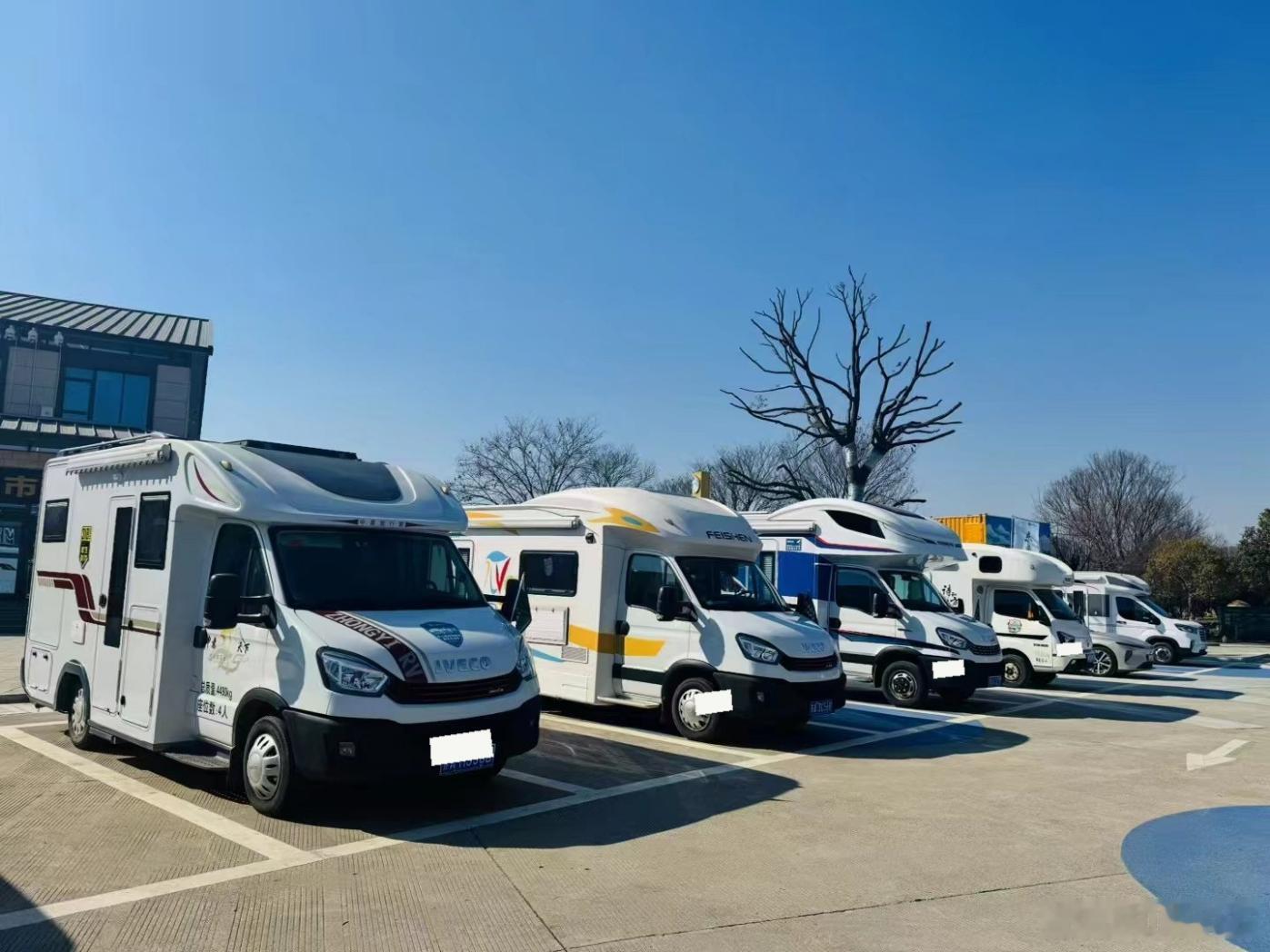 三部门发文给房车"松绑"，以后露营更省了？开着床车、房车去旅行，白天看山看海很浪