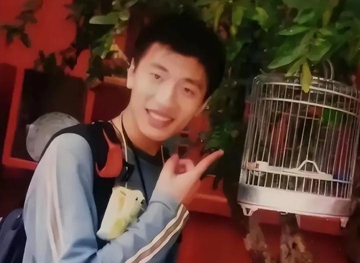 初中三年，父母外出打工，他一个人守着空房子，买菜做饭、封炉子、冻得手裂，近在咫尺