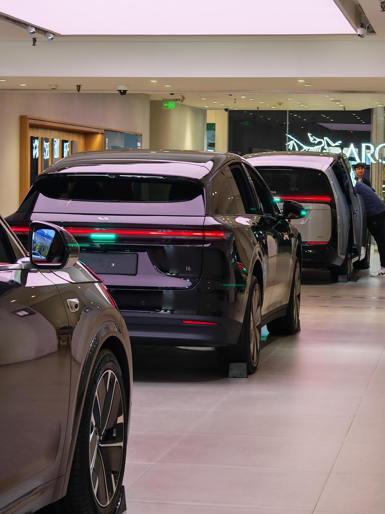 理想i6三月份卖了2.4万台。​​一台不像SUV的又定位是SUV的车能卖到这