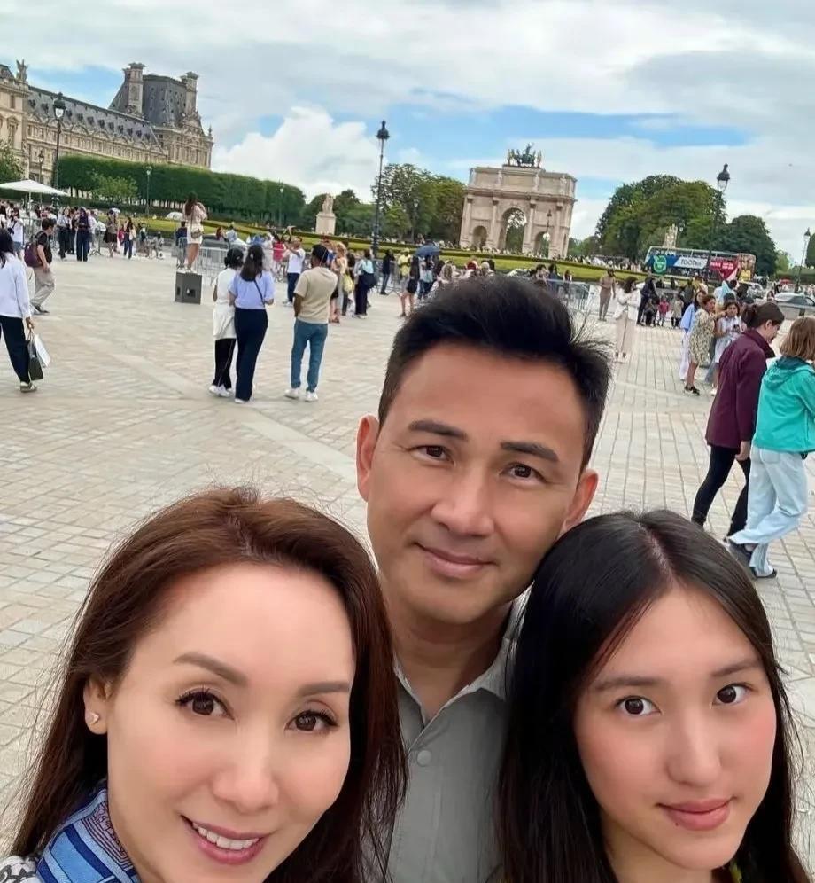 郭可盈这波法国游照片也太可了吧！一家子全是大长腿，简直晃眼～林文龙是吃了防腐剂
