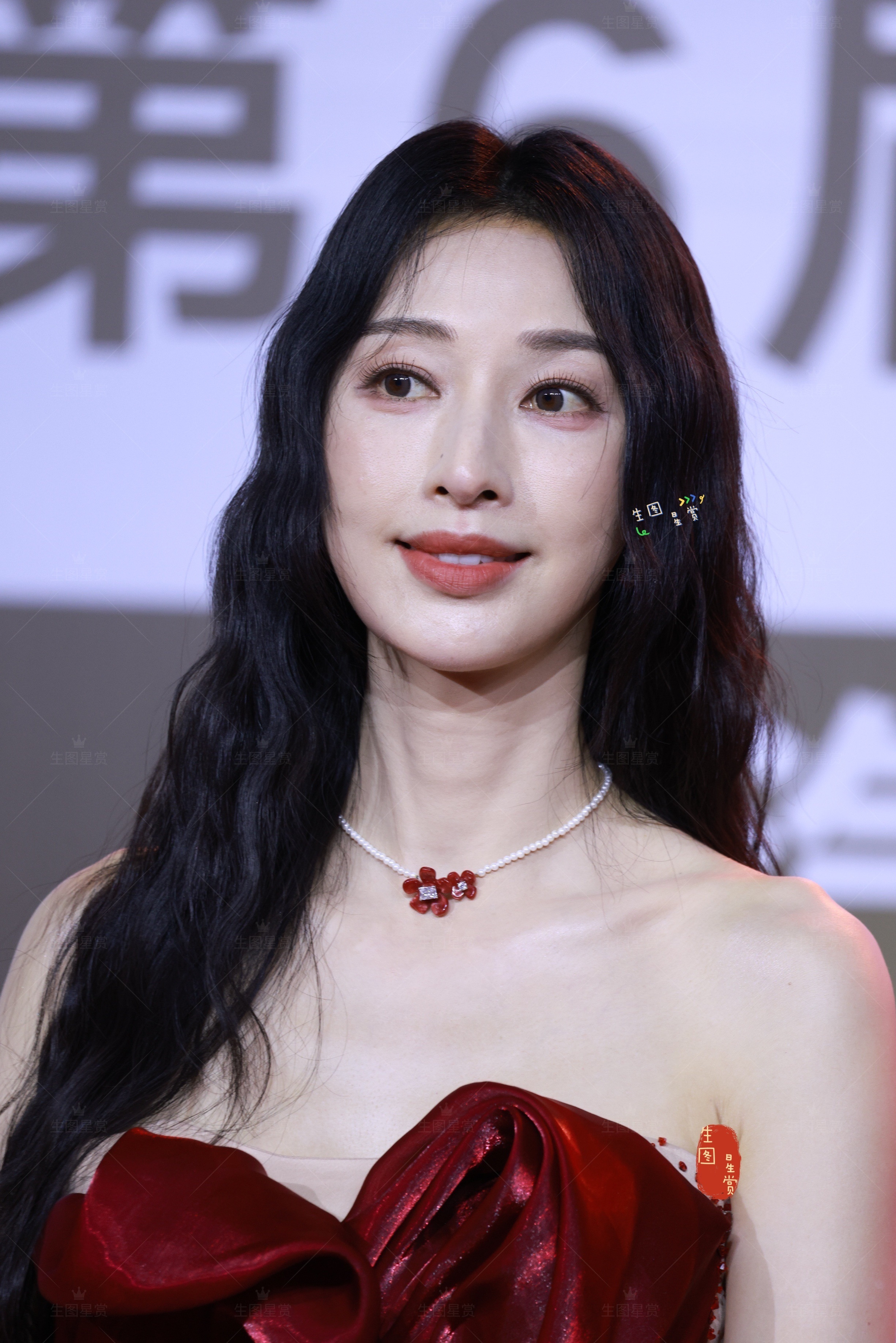 张俪新时代电视节红毯出图抹胸红裙美艳四方💃🏻