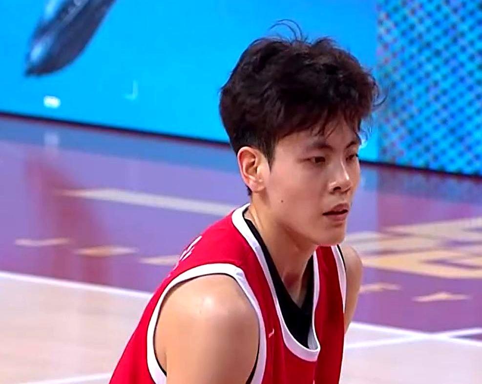 生日夜主力仅出手6次，中国女篮双杀巴西。杨舒予24岁生日当天，绕着三分线不停
