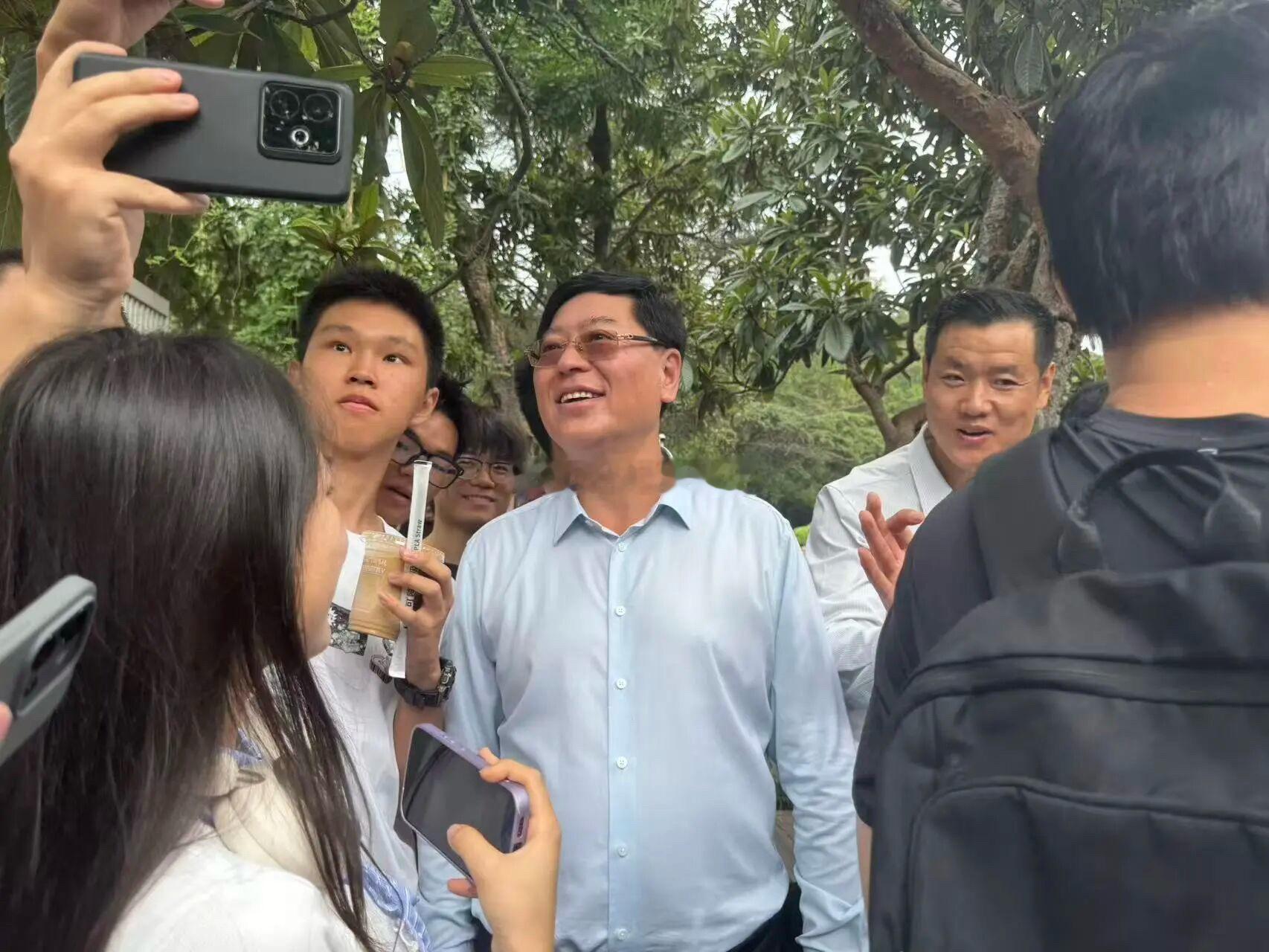 杨元庆现身合肥9月19日下午，中科大东区USTC1958咖啡店格外热闹。得知科大