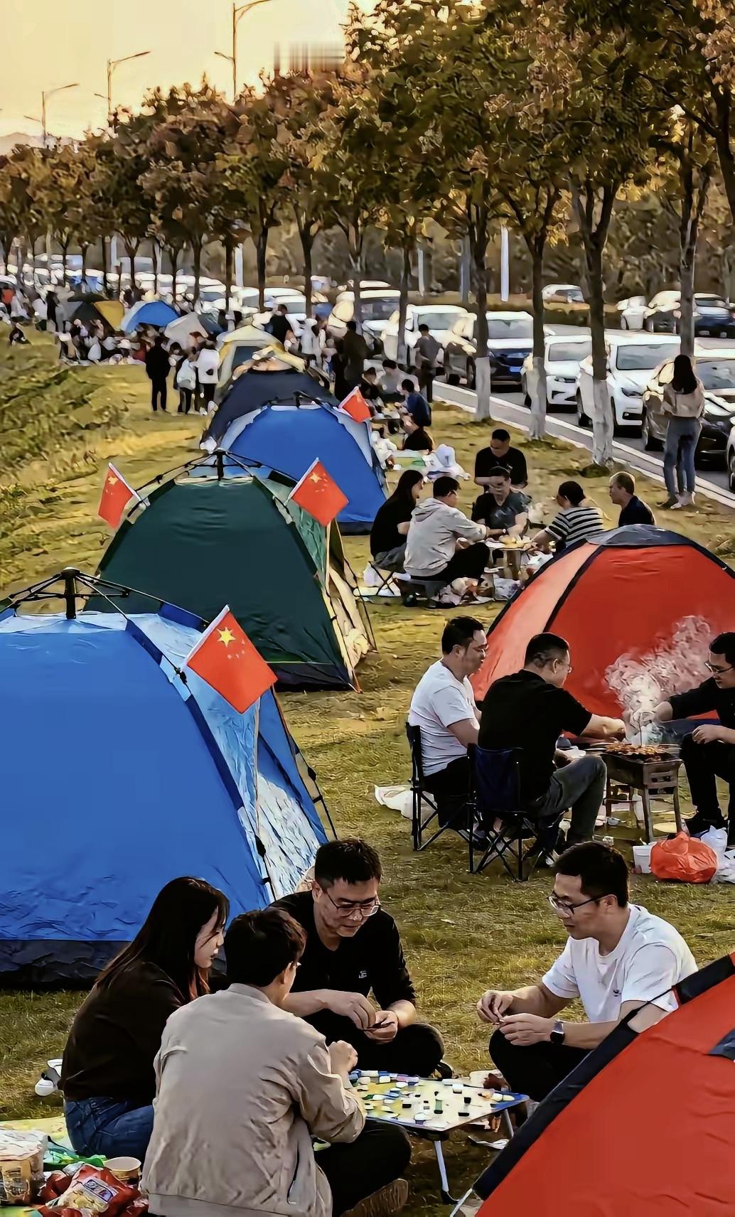 今年酒店躺平了？你以为大家爱风餐露宿？真相扎心：第一，钱包先投降。某平台数