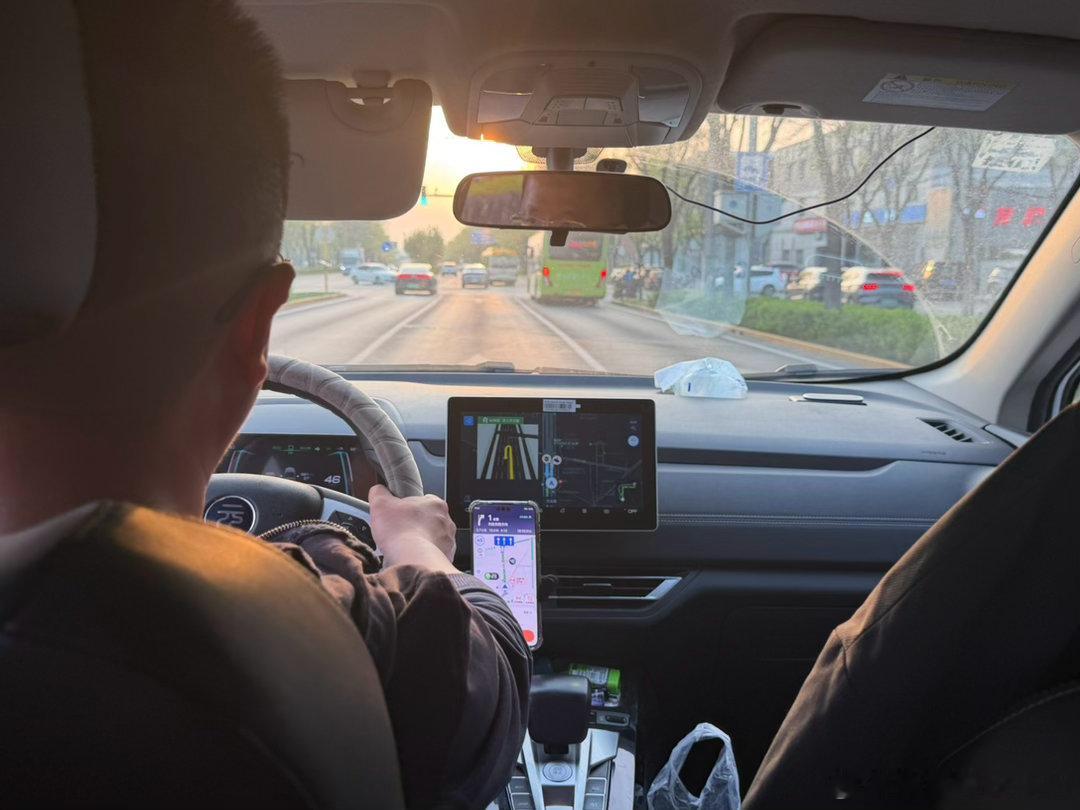 公交坐错了，下车打车，跟师傅说麻烦您快点，我要晚了，于是师傅就40巡航，一边嗑瓜