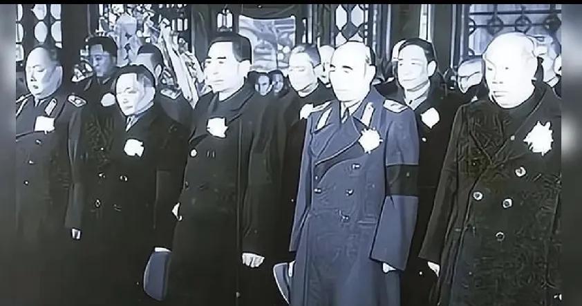 1961年3月25日，陈赓追悼大会在中山公园的中山堂隆重举行。周总理等人参加祭奠