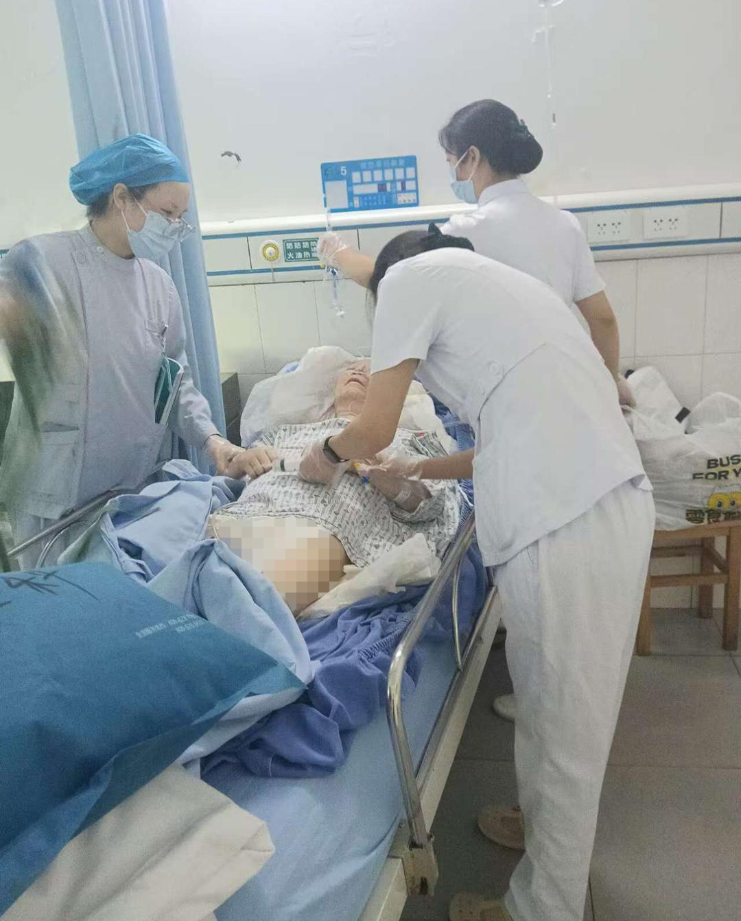 我们单位以前一位老前辈刚从ICU转到普通病房，我去看望他，凑巧看见护士在给他更换