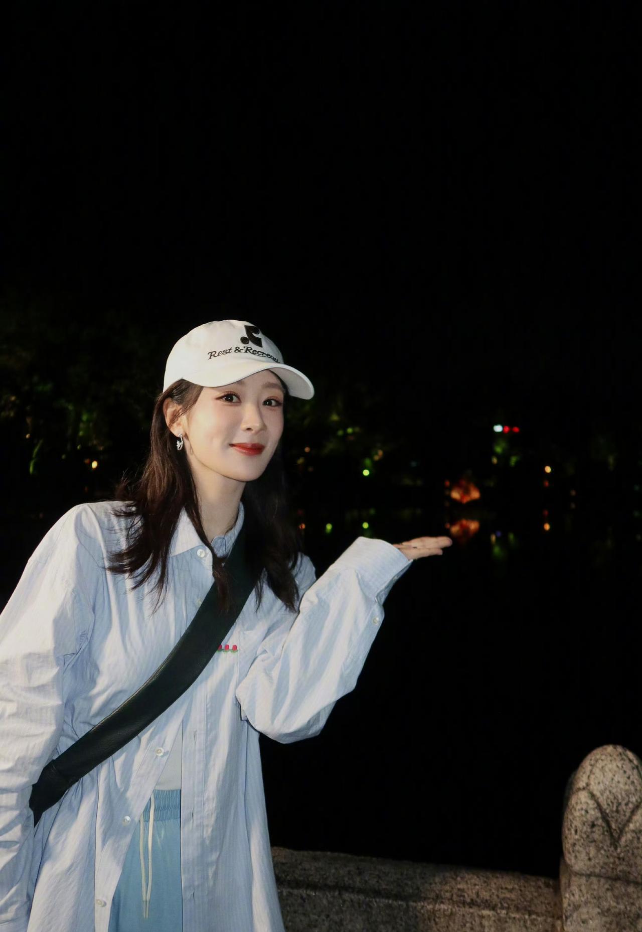 杨紫晒美照白衬衫穿搭真好看松弛休闲又舒适棒球帽的搭配让整个穿搭变得更减龄