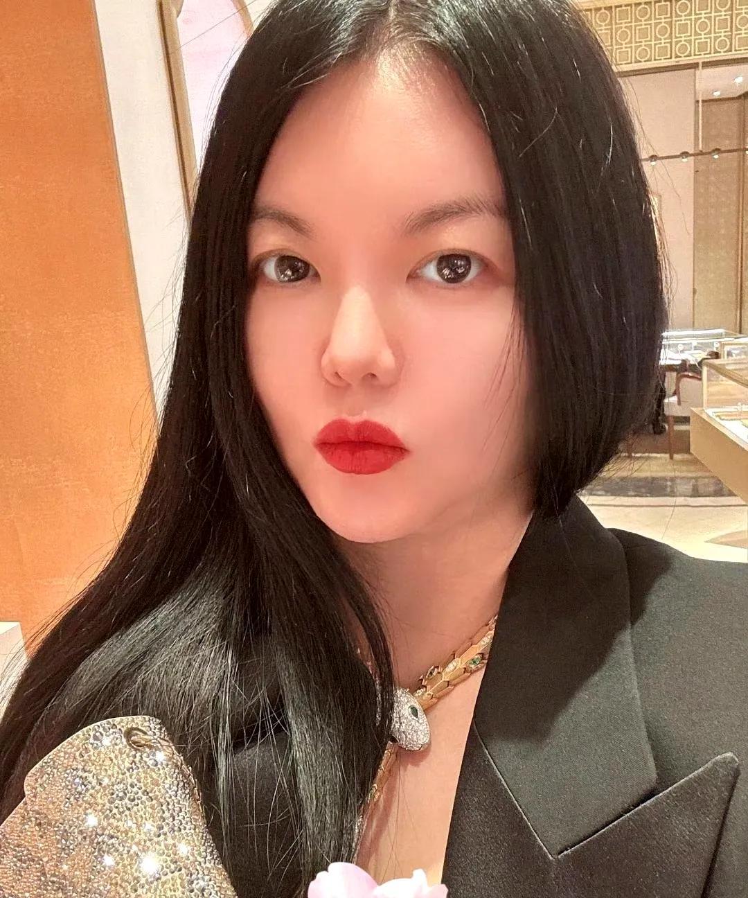 李湘在英国陪伴女儿王诗龄时，分享了她陪读期间的照片。在女儿上课的时间里，她享受了