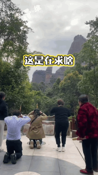 仔细看，你就知道他们在干吗！