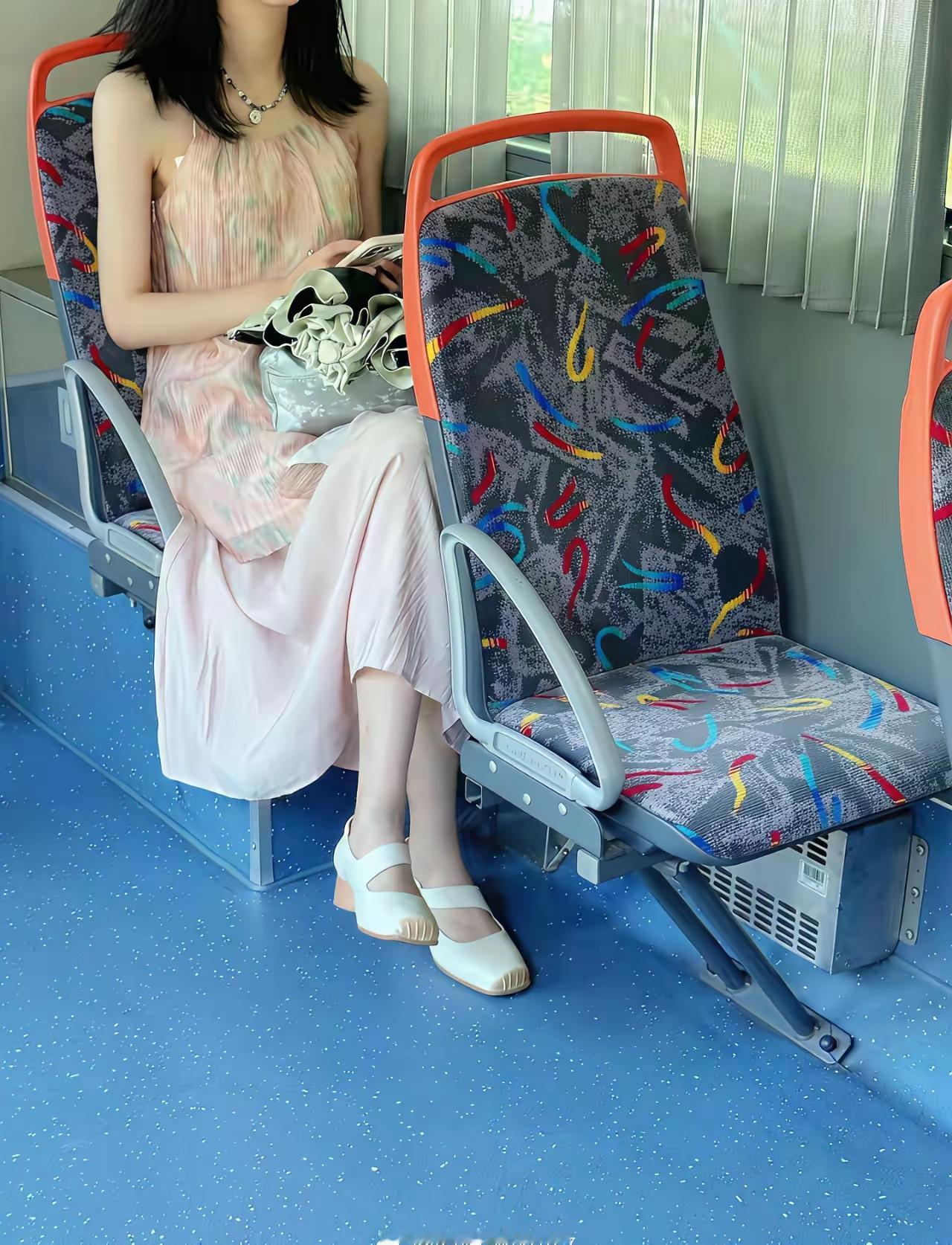公交车上遇到心动女神了，我该怎么搭讪？