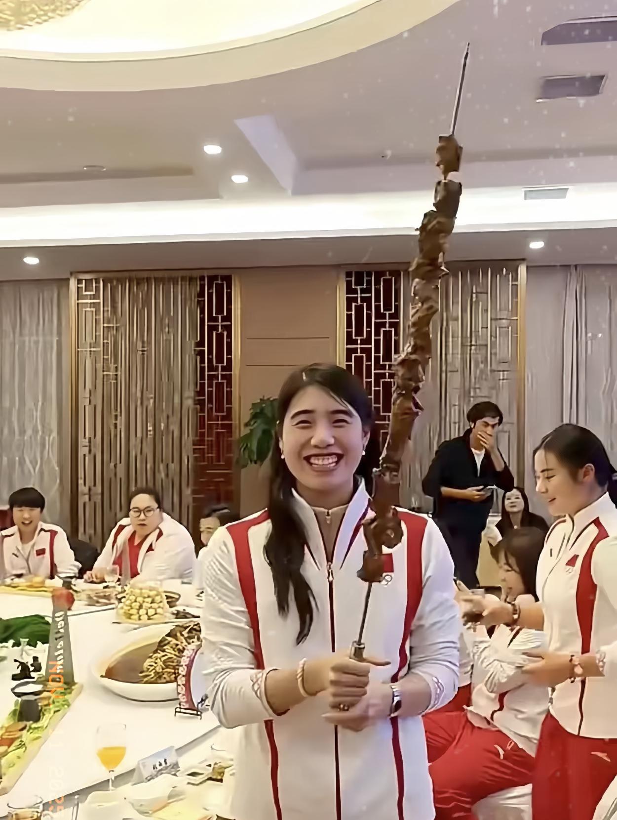 张雨霏，这一大串烤肉妳也吃不完呀，这也太多了全是肉了。