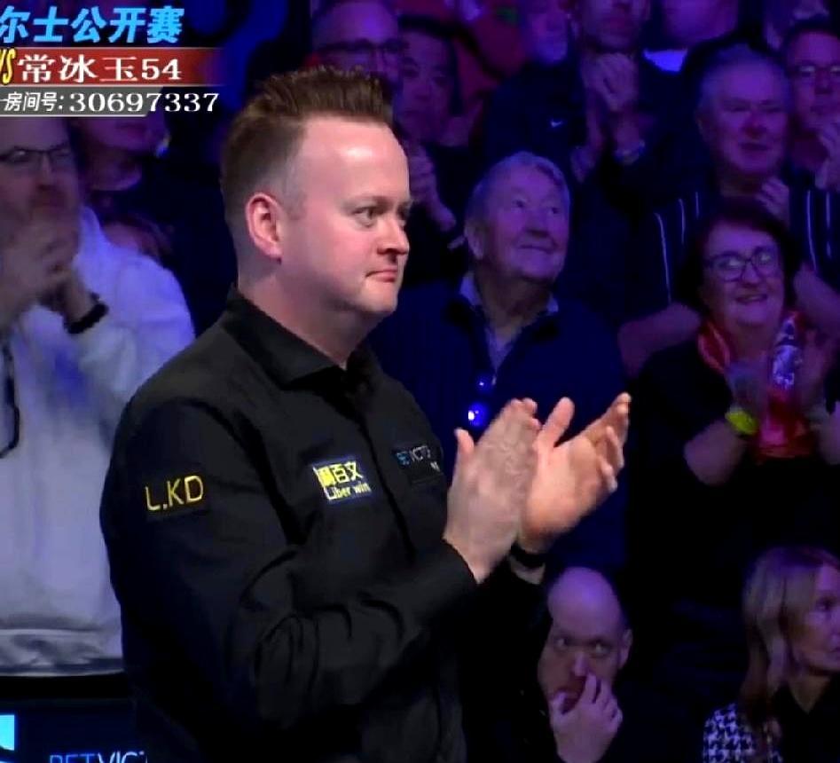 524分对1分，斯诺克世界冠军墨菲整个人被打傻了，全场比赛他就站起来摸了一次球杆