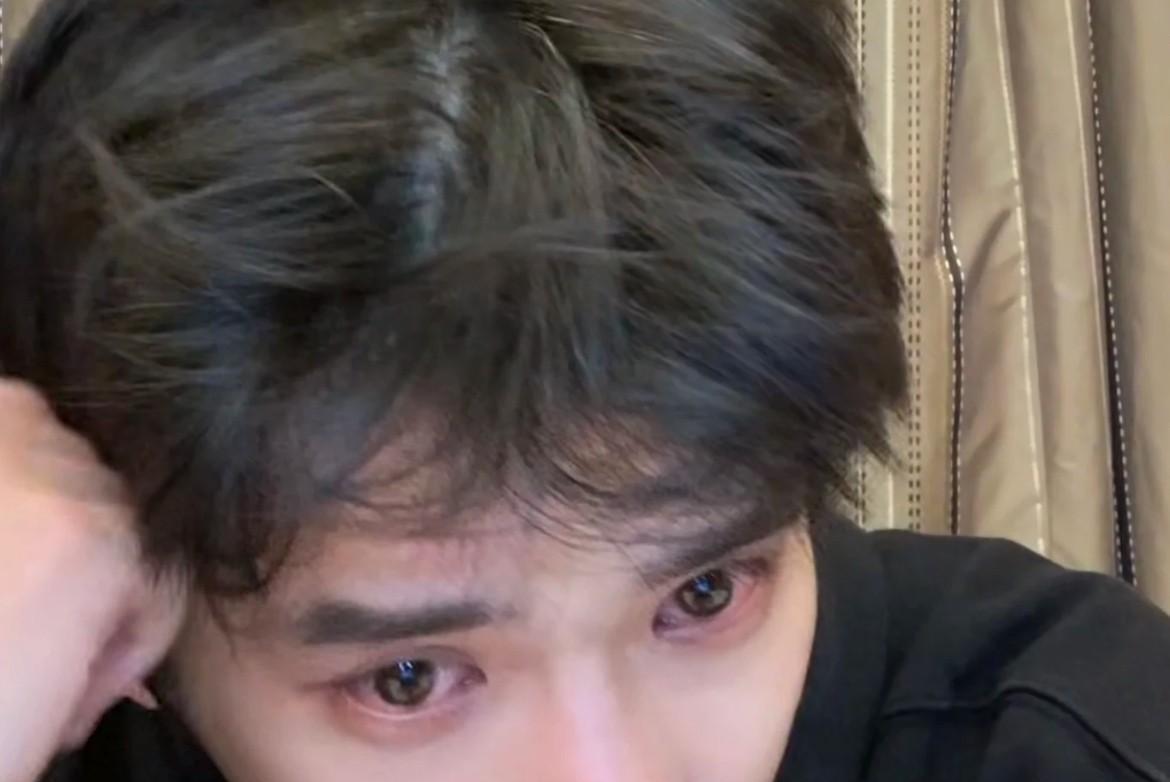 昨天，同事拿着手机，眼眶通红地给我们看她儿子发来的消息。这个刚毕业工作的大男孩，