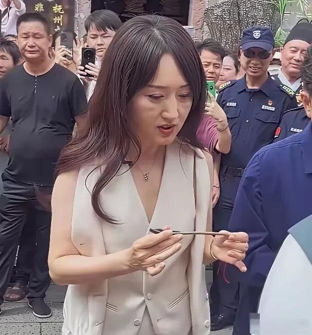 看了杨钰莹这张凹凸不平的脸，你还会说她少女感满满吗？都已经是54岁的人了，衰老