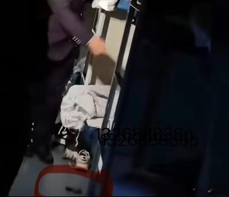火车卧铺离谱一幕！外籍乘客直接在车厢大便，乘务员无奈要求自行清理。国内火车卧