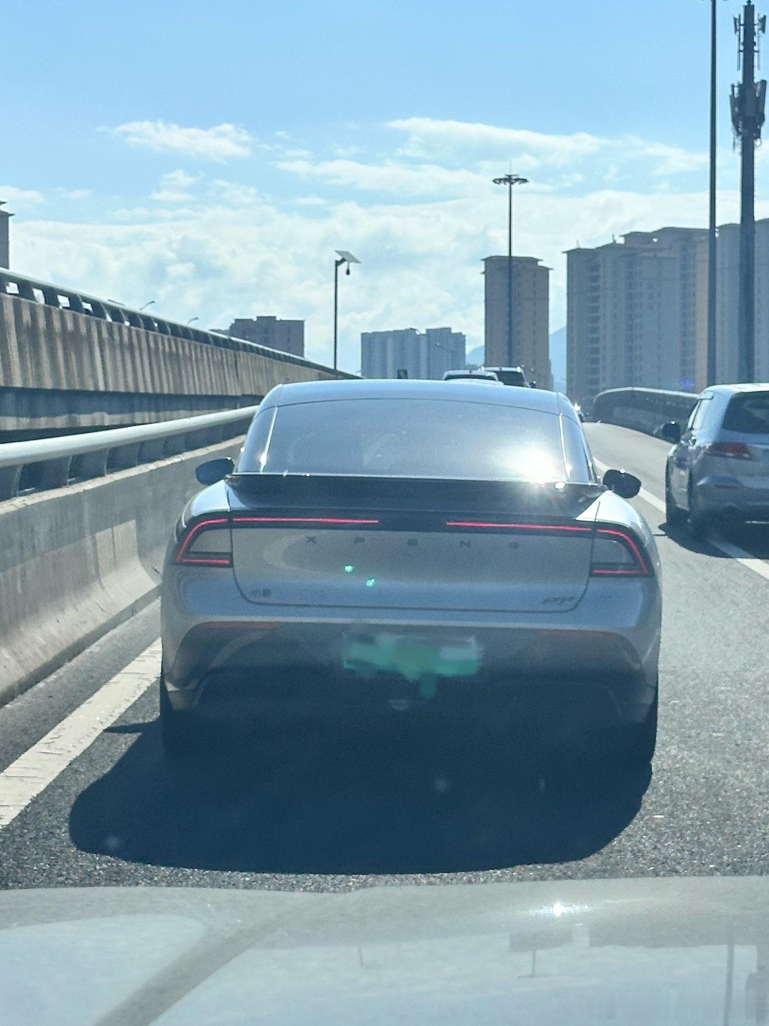 小7早上上班路上拍到了小鹏P7+，这么一比小鹏新P7更有科技感，大家喜欢哪款[卡