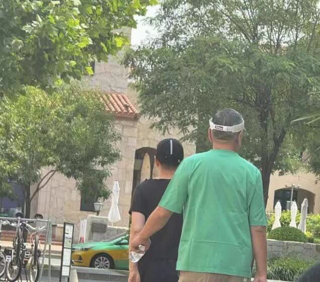 五一期间，有网友偶遇到宋丹丹和老伴赵玉吉外出游玩。画面中，两人穿着同款休闲服装，