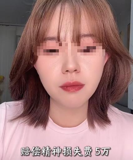 一个幼儿园大班孩子的妈妈，因为她女儿拍毕业照没站C位，觉得不公平，相册出来后要求