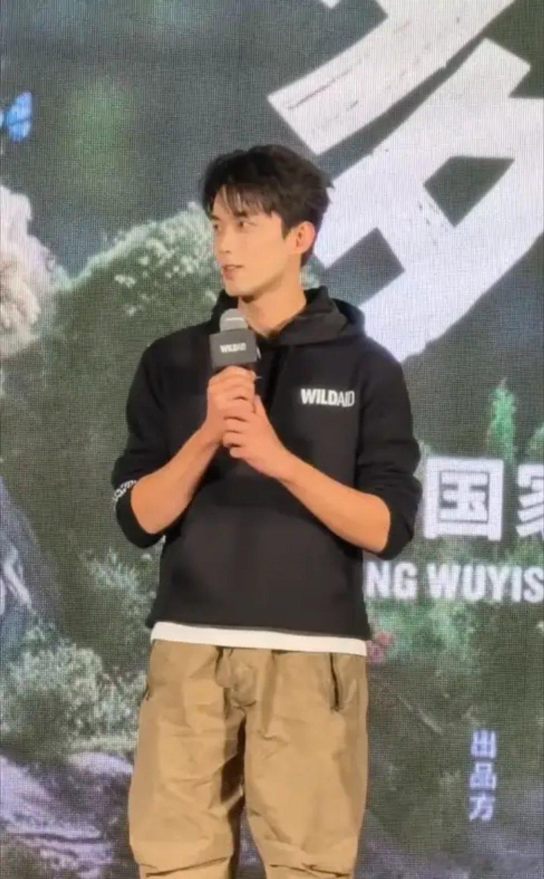 吴磊北京被偶遇，看着状态还行，红色衬得肤色很亮，笑起来的时候，依稀还是那个熟悉的