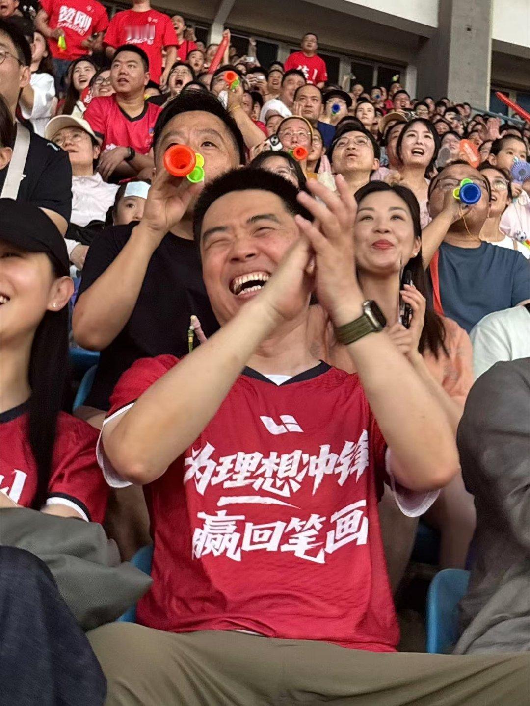 理想苏超应援服李想穿应援服为常州队加油理想i8苏超常州队比赛前有个挺有意思的插曲