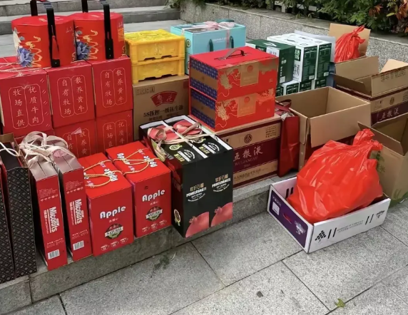 安徽，有一位阿姨在网上吐槽，昨天他们全家去女方家订婚，给女方家送去了很多礼品，并