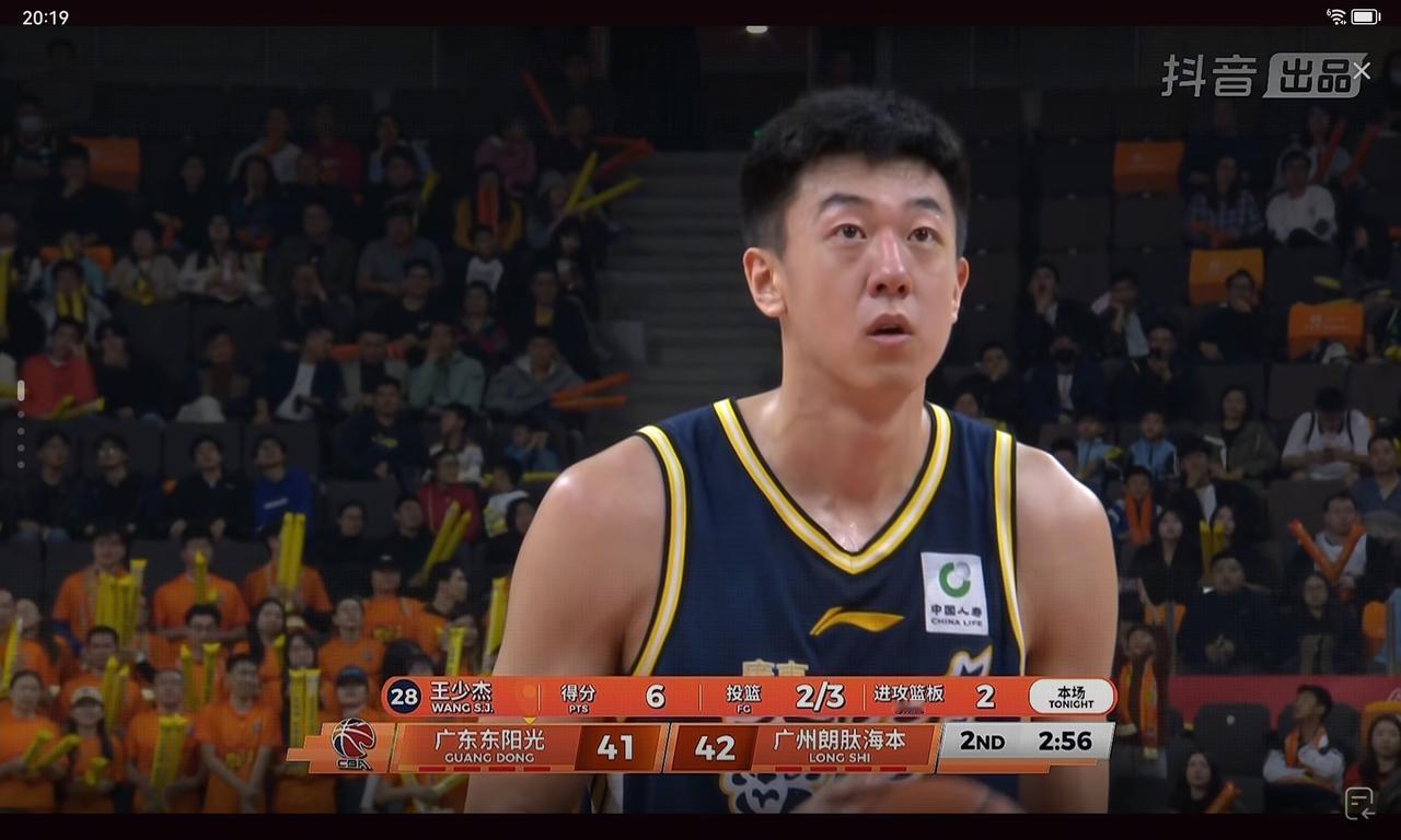 王少杰背打先对抗，焦泊乔抢篮板被抢断，两个人差别很大杜锋现在最信任的就是王少