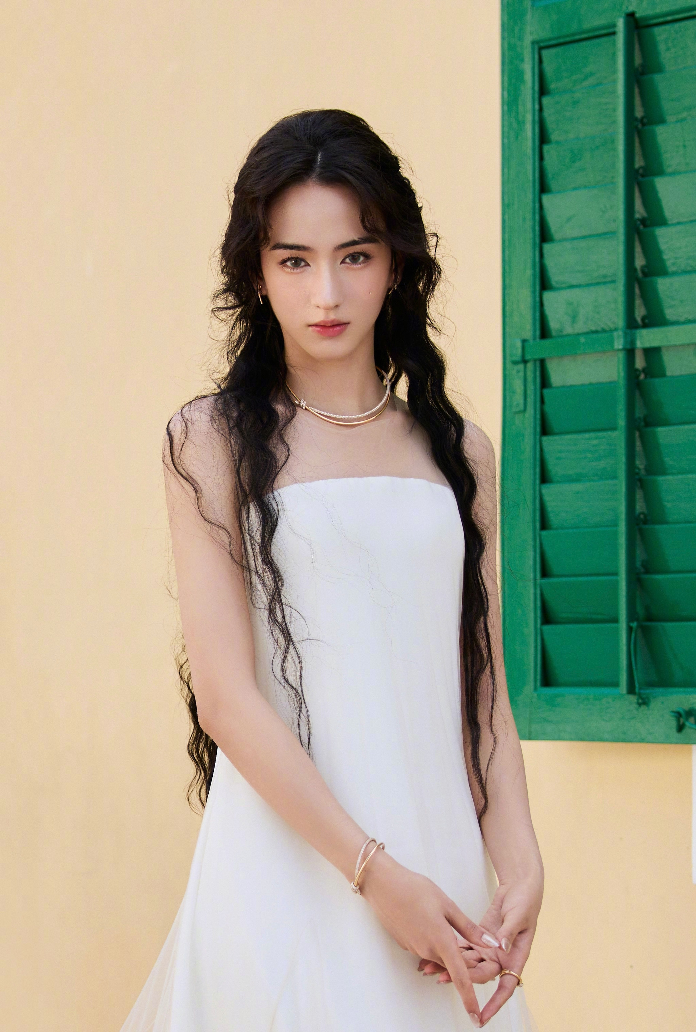 出席爱奇艺尖叫之夜的：李宛妲｜造型，佩戴蒂芙尼TiffanyKnot系列珠宝