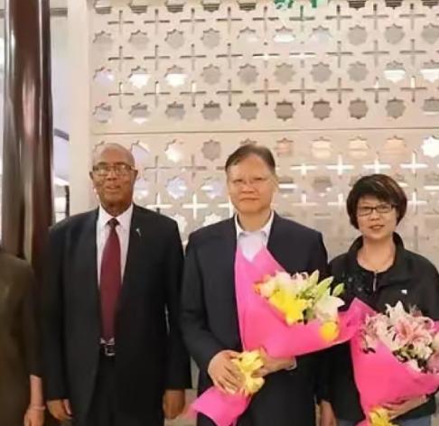 驻新德里的中国大使馆班子刚被网友扒出来了，大使徐飞洪，公使郭策、马咖、王雨蕾，公