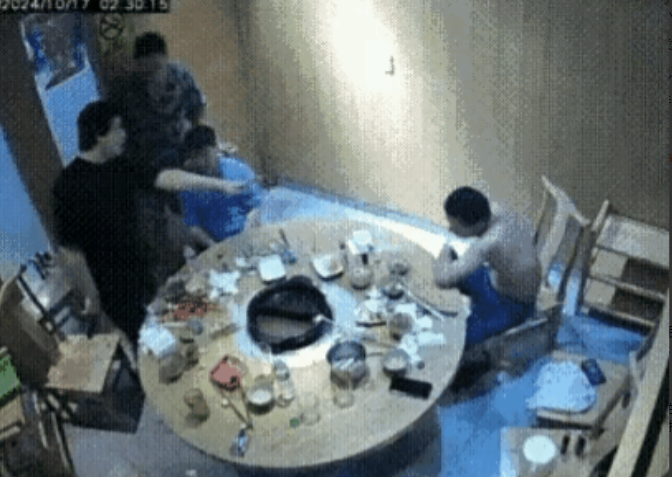 在小郡肝火锅店，枪杀中国男子的王丹煜受害者中枪后看起来没事人一样，还扭头看看