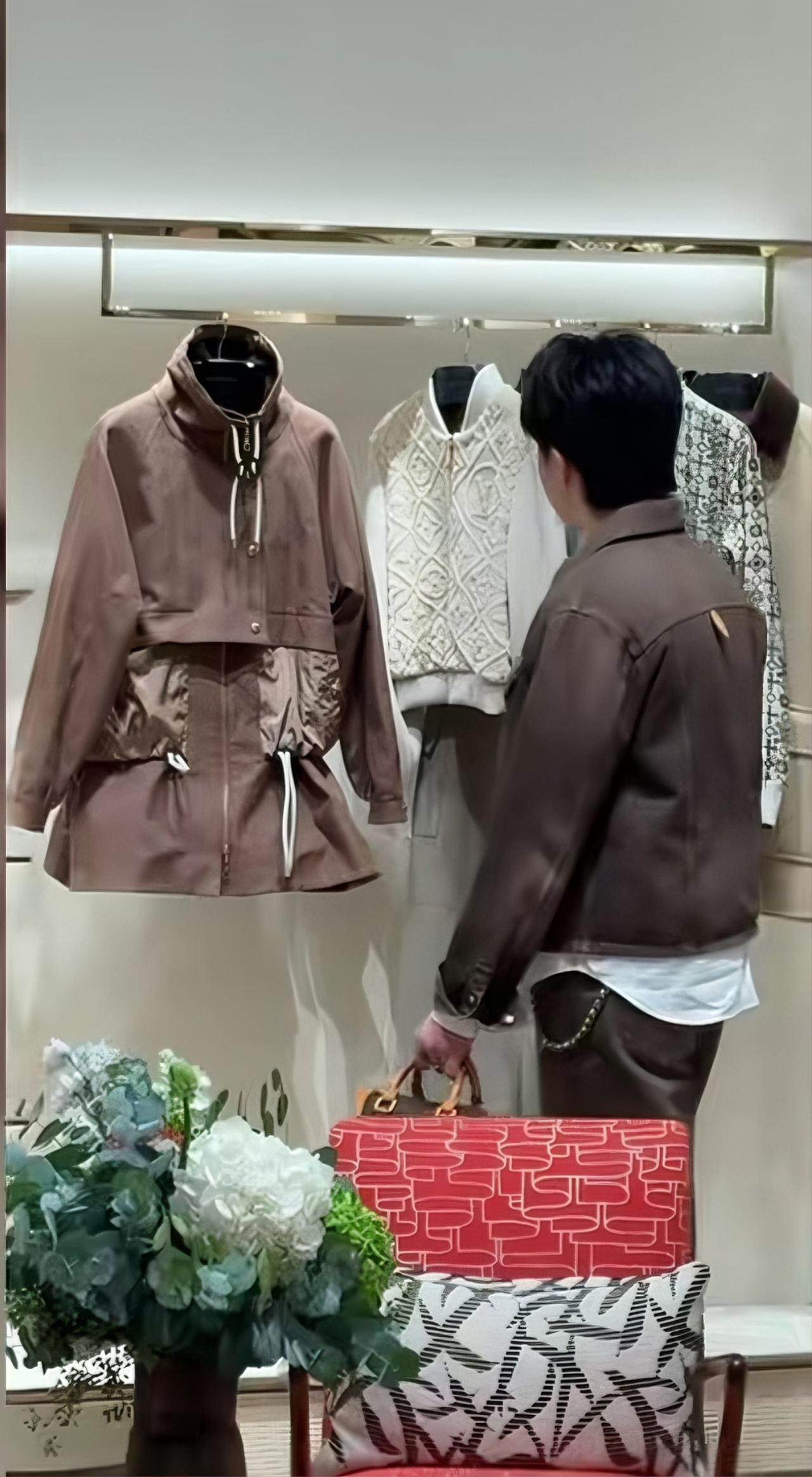 “他会试！”莎莎脆脆的声音特别悦耳好听！“每天镜子前一站，唉，还行，就出门了